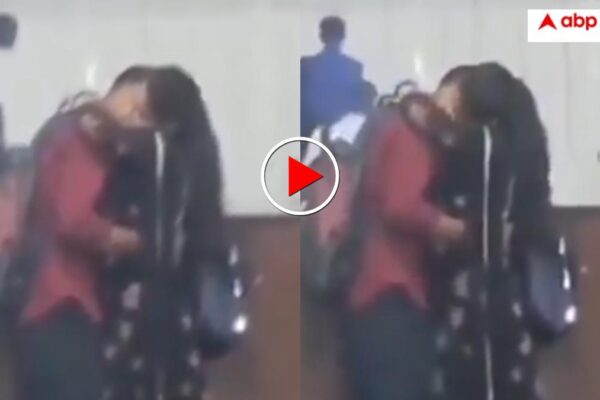 आज की खबर: मेट्रो के बजाय स्टेशन पर ही लिपलॉक करते मिले लड़का-लड़की, वीडियो देख यूजर्स बोले- ‘एक OYO कोच भी जोड़ दे सरकार’
