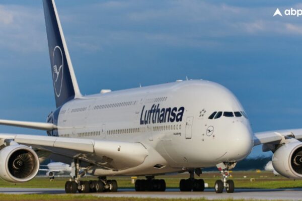 आज की खबर: जर्मनी जा रही फ्लाइट में यात्री का हंगामा, 17 साल के लड़के पर धारदार स्पून से किया अटैक; प्लेन की इमरजेंसी लैंडिंग