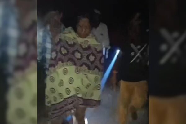 आज की खबर: श्मशान घाट पर पूजा कर रही महिला को भीड़ ने पीटा, निर्वस्त्र महिला का वीडियो वायरल