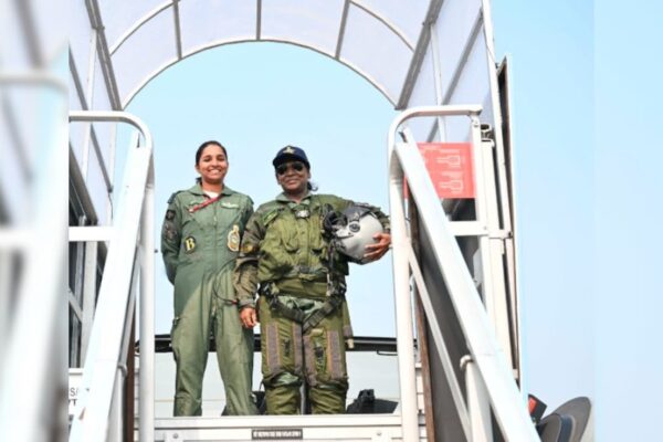 आज की खबर: राष्ट्रपति द्रौपदी मुर्मू का साथ फोटो, जानिए कौन हैं राफेल की पहली महिला फाइटर पायलट शिवांगी सिंह