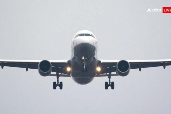 आज की खबर: अमेरिकी फ्लाइट में भारतीय ने काटा बवाल, दो पर कांटे से किया वार, महिला को जड़ दिए थप्पड़