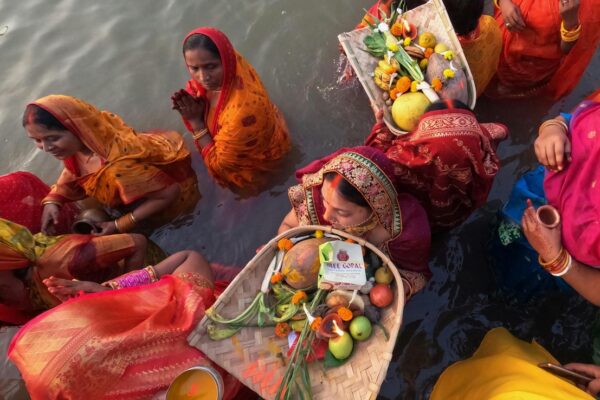 आज की खबर: आंखों में आंसू आ जाता है, गला रुंध जाता है.. उन बिहारियों का दर्द जो छठ पर घर नहीं जा पाते