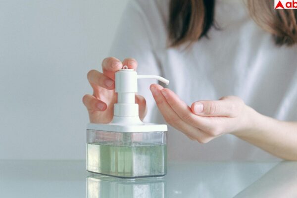 आज की खबर: Hand Sanitizer Cancer Risk: क्या हैंड सैनेटाइजर से भी हो सकता है कैंसर, जानें क्या कहते हैं एक्सपर्ट?