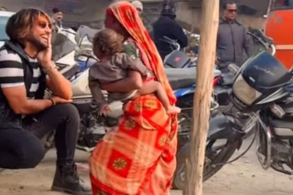 आज की खबर: भीख मांगने वाली महिला ने गोद में बच्चा लिए लड़के के साथ किया ऐसा डांस, देखने वालों की लग गई भीड़, मिलियन पार पहुंचा व्यूज
