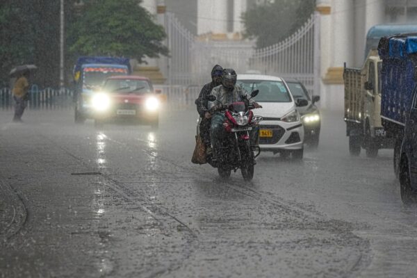 आज की खबर: क्या दिल्ली-नोएडा में आज बारिश होगी? जानें मौसम की भविष्यवाणी