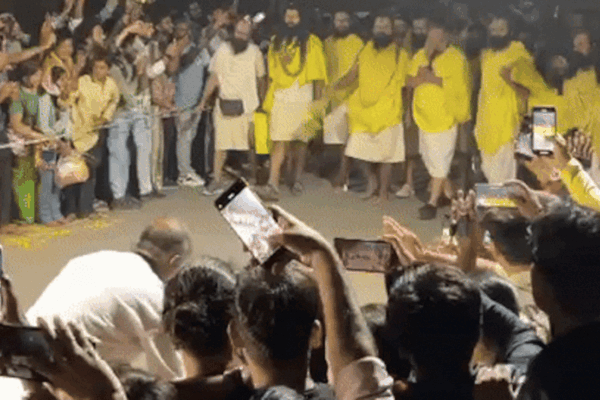 आज की खबर: चेहरे पर मुस्कान, हाथ जोड़कर नमन… पदयात्रा पर निकले प्रेमानंद महाराज तो भावुक हो गए भक्त