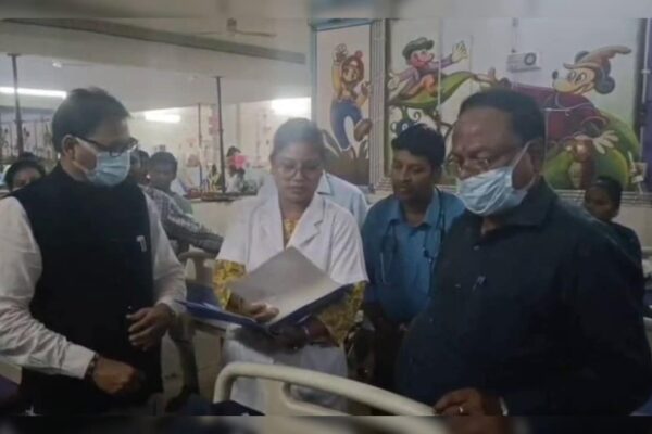 आज की खबर: संक्रमित खून चढ़ाने से 5 बच्चे हुए HIV पॉजिटिव! चाईबासा ब्लड बैंक केस जांच करने पहुंची टीम को मिली कई खामियां