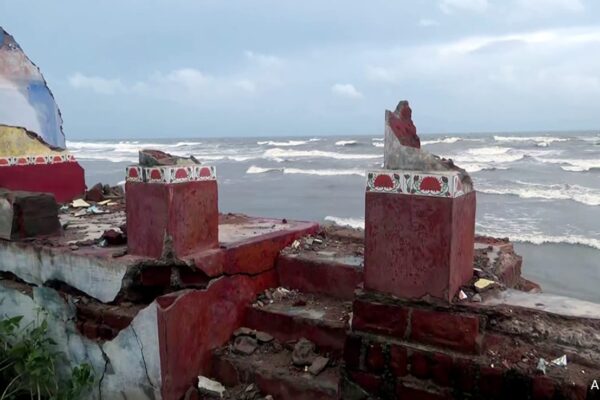 आज की खबर: आंध्र और ओडिशा में चक्रवात ‘मोंथा’ का रौद्र रूप, बारिश से साथ भूस्खलन का कहर, जनजीवन प्रभावित