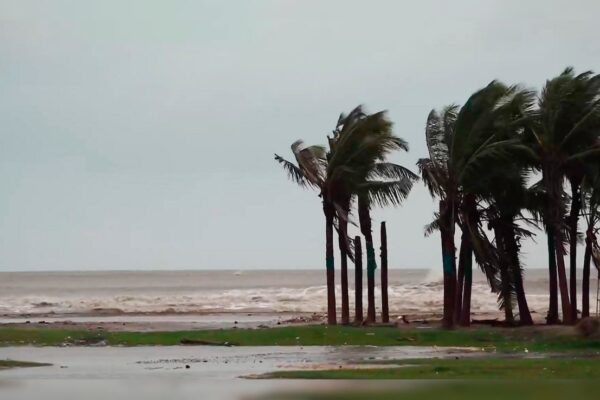 आज की खबर: Cyclone Montha LIVE: चक्रवात ‘मोंथा’ का असर, अगले 12 घंटे आंध्र प्रदेश में तेज हवाएं और भारी बारिश की चेतावनी