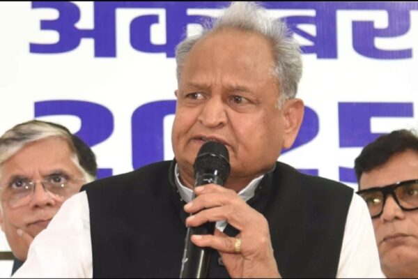 आज की खबर: बिहार कांग्रेस की बगावत थामने पटना पहुंचे वरिष्ठ नेता, प्रभारी से है सबसे ज्यादा गुस्सा