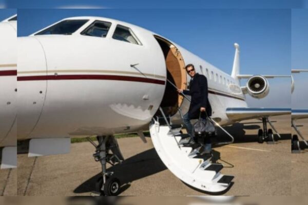 आज की खबर: इस चीज की तलब मिटाने के लिए बंदे ने अर्जेंट में बुक किया 14 लाख का प्राइवेट जेट,वजह जान सुन खड़े हो जाएंगे कान