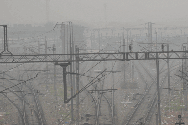 आज की खबर: ‘गैस चैंबर’ बन गई दिल्ली! धुंध, घुटन, चुभन… हवा की आज यह कैसी हालत?