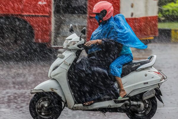 आज की खबर: तेलंगाना में मोंथा तूफान का प्रकोप, कुरनूल में राजमार्ग बहा, हनुमाकोंडा में जलभराव